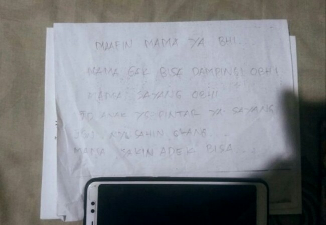 Secarik surat diduga ditulis ibu rumah tangga di Pekanbaru yang ditemukan tewas gantung diri. Foto: Antara