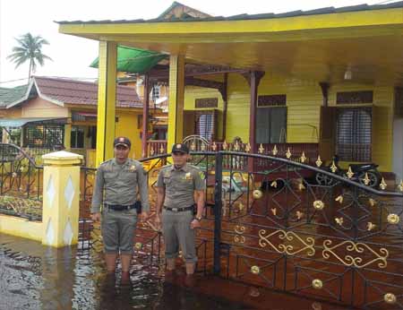  Rumah Bupati Suyatno di Jalan Madrasah terendam banjir.