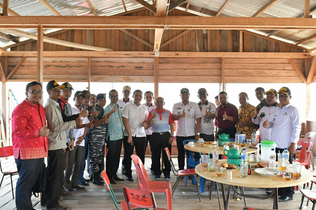 Dirut Bank Riau Kepri DR Irvandi Gustari beserta rombongan disambut Bupati Pelalawan HM Harris saat kunjungan kerja BRK