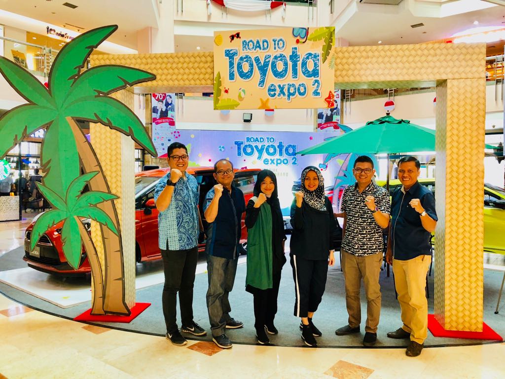 Branch Manager Agung Toyota dan Branch Manager ACC Pekanbaru, Donni serta mitra foto bersama di Mal Ska Pekanbaru.