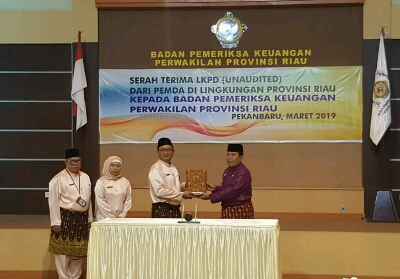 Bupati Rohul H Sukiman, serahkan LKPD 2019 ke kepala BPK RI perwakilan Riau di Pekanbaru, Ipung Anjarwarsita, bersama pejabat Rohul.