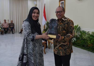  Emilya Rizka, VP Human Resources, PT Chevron Pacific Indonesia menerima Anugerah Paritrana dari Agus Susanto, Direktur Utama BPJS Ketenagakerjaan