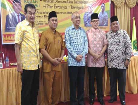  Gubernur Riau H Arsyadjuliandi Rachman memberikan kuliah umum di kampus STMIK-AMIK Dumai, akhir pekan ini.