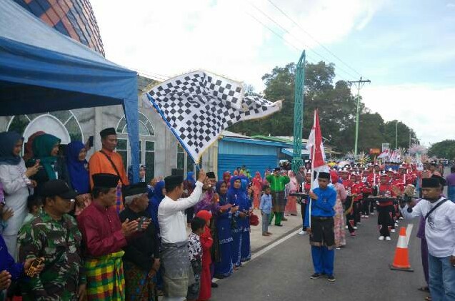Camat Bukit Batu Reza Noverindra melepas peserta pawai taaruf