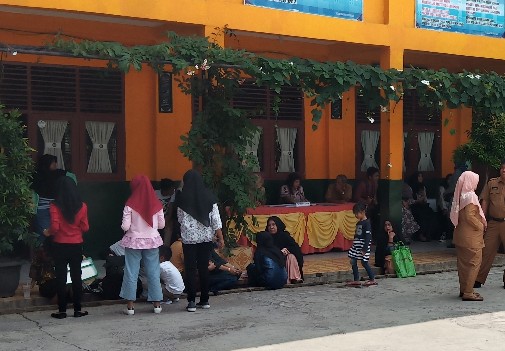 Suasana PPDB di salah satu sekolah di Pekanbaru.