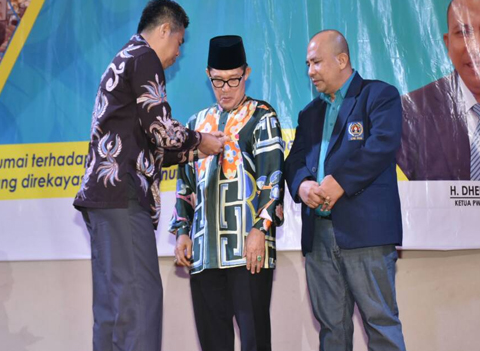   Kepala Dinas Kominfo Riau, Yogi Getri menyematkan Pin Emas dari PWI kepada Walikota Dumai Drs. H. Zulkifli AS, M.Si dan H. Dheni Kurnia Ketua PWI Provinsi Riau pada puncak HPN 2017.