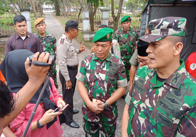  Danrem 031/Wirabima Kolonel Inf Sonny Afrianto memberikan keterangan pers usaj meninjau langsung kebakaran hutan dan lahan (karhutla) di Kota Dumai baru-baru ini. 