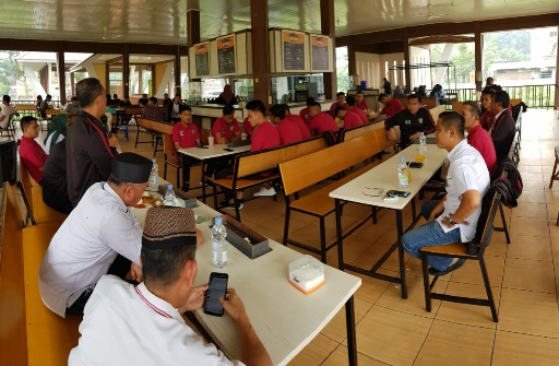 Rektor Universitas Islam Riau Syafrinaldi bersama Wakil Rektor melepas PS UIR ke Piala Menpora 2019 ke Yogyakarta