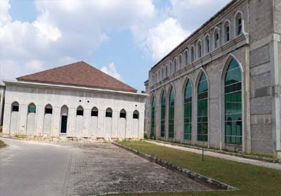 Gedung pendukung Rumah Sakit Daerah Madani milik Pemko Pekanbaru yang masih terbengkalai.