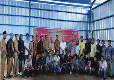 Peserta Bimbingan Teknis Pengolahan Limbah Kulit Sagu di IKM di Desa Sungaitohor Kecamatan Tebingtinggi Timur