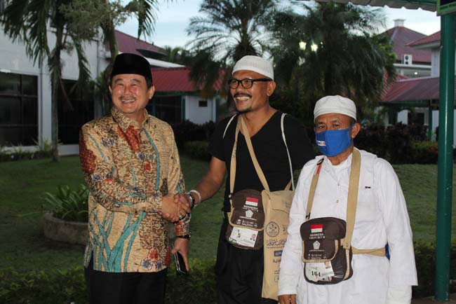 Wabup Kuansing H Halim bersalaman dengan Jemaah Haji asal Kuansing saat penjemputan di embarkasi Batam
