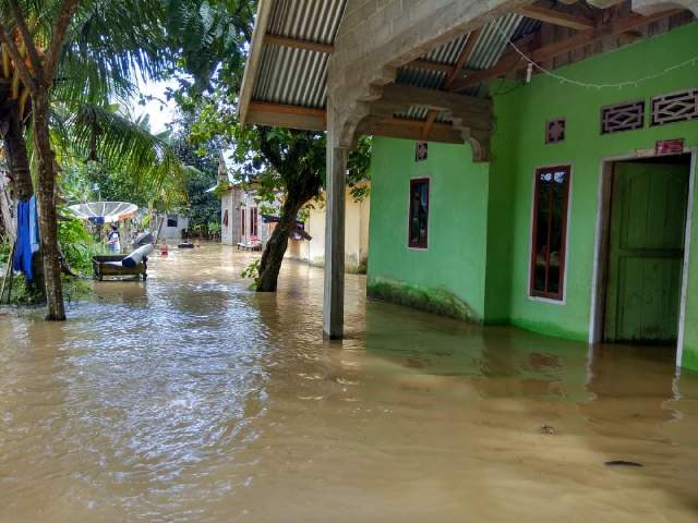 Rumah warga di Kuantan Hilir terendam banjir.