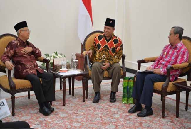 Gubernur Riau Syamsuar dan Rektor UIN Suska Riau saat bertemu Wapres.