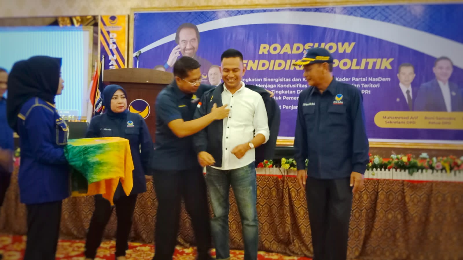 Rosihan resmi bergabung ke NasDem ditandai dengan dipakaikan baju jacket  oleh Sekretaris DPW Partai NasDem Riau Jhony Charles

