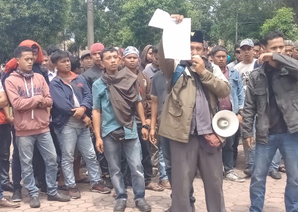 Ratusan pekerja PT SMIP gelar demontrasi didepan kantor Disnaker Dumai Senin kemarin menuntut hak pekerja. 