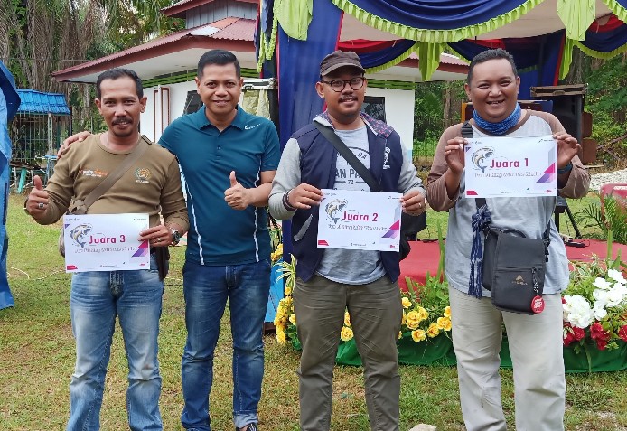  Unit Manager Comm Relations & CSR Pertamina RU II Muslim Dharmawan foto bersama para juara lomba memancing yang ditaja oleh Pertamina RU II.