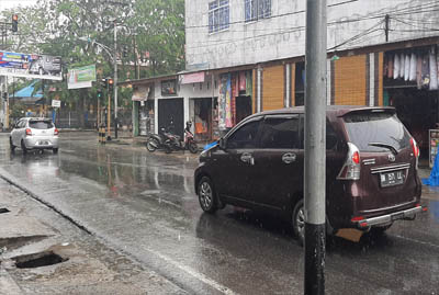  Tampak jalanan basah di sekitaran Lampu Merah Jalan M.Boya Tembilahan saat hujan deras mengguyur Tembilahan, Kabupaten Inhil.