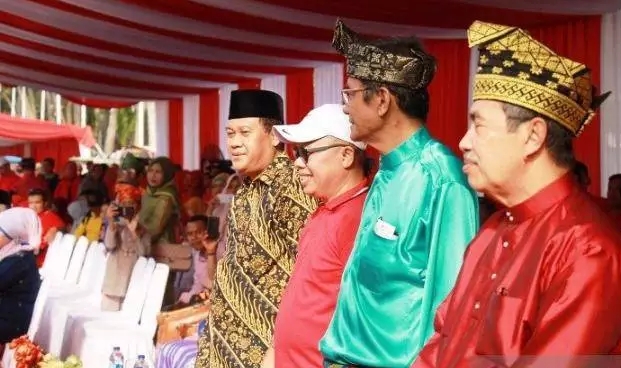Gubernur Riau dalam parade Bhinneka Tunggal Ika digelar di Jl Gajah Mada, Kota Pekanbaru Minggu (15/12/2019), berpesan pada 33 etnis daerah itu agar bertanggungjawab menyelamatkan hutan Riau dalam menghadapi musim kemarau 2020.