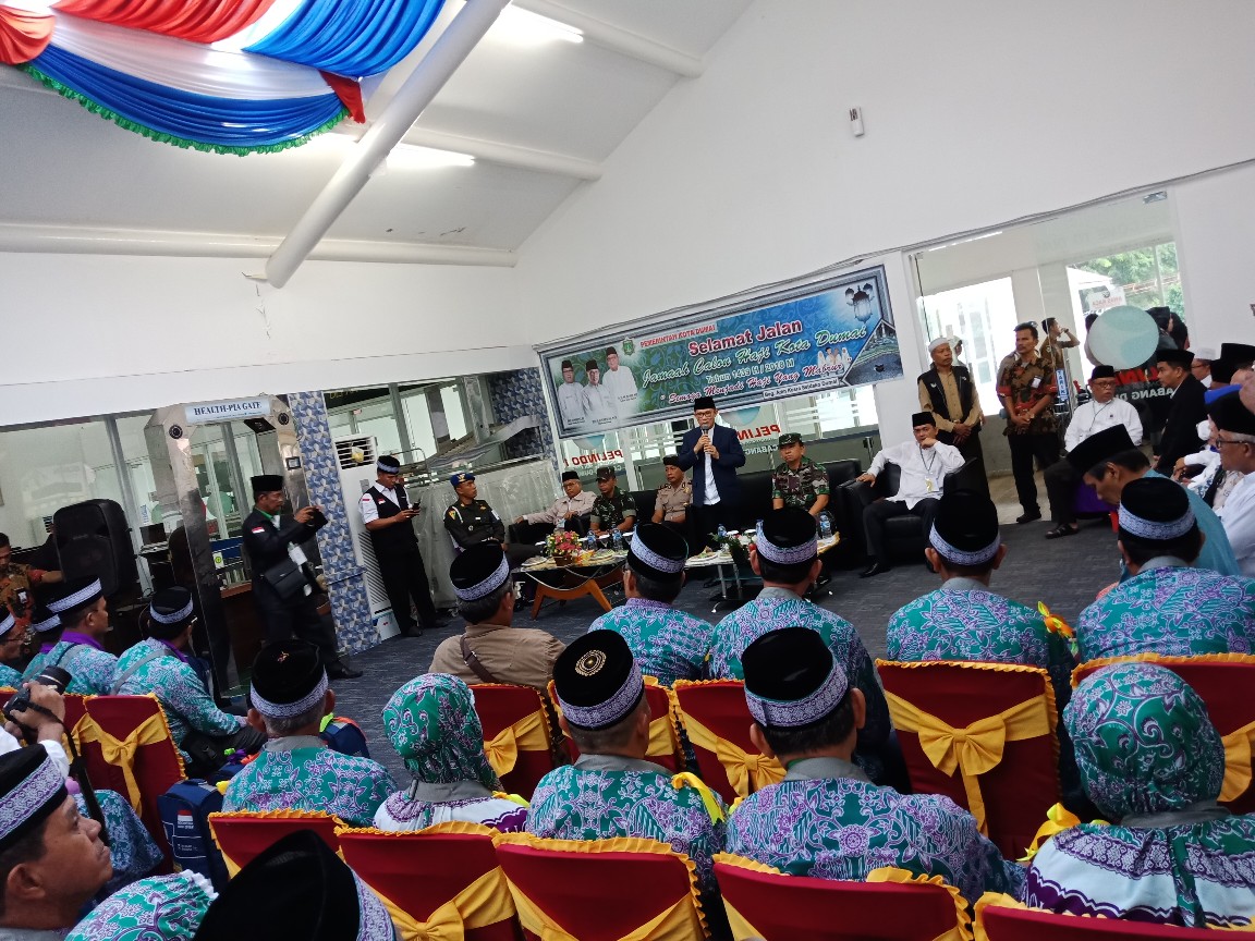 Walikota saat lepas 182 JCH Kota Dumai menuju Embarkasi Batam. 