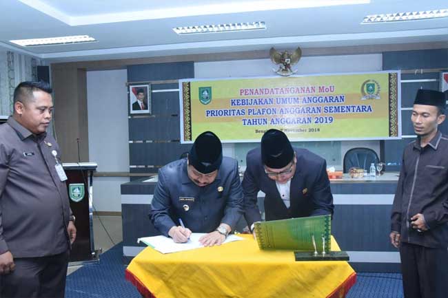 Bupati Bengkalis Amril Mukminin dan Ketua DPRD Bengkalis Abdul Kadir saat penandatanganan MoU KUA PPAS 2019.