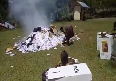 Pembakaran surat suara di Puncak Jaya, Papua. FOTO:detikcom