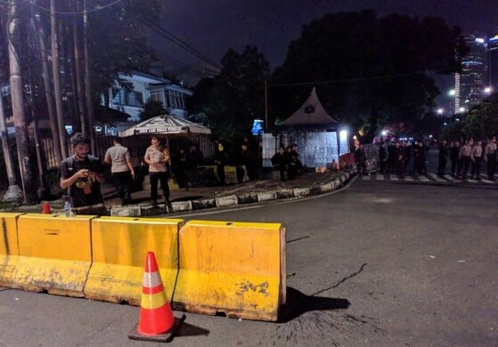 Jalanan di depan kantor KPU Jl Imam Bonjol ditutup. 