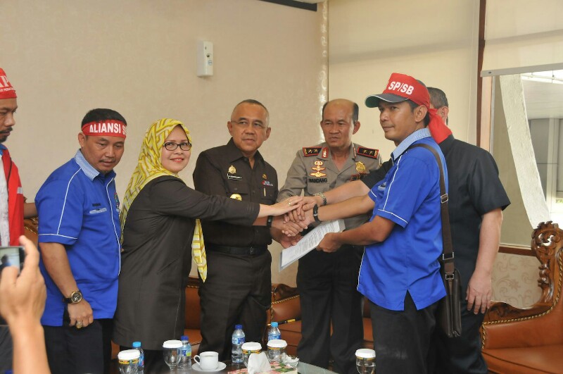 Gubri dan Kapolda Riau usai berdialog dengan perwakilan buruh PT RAPP