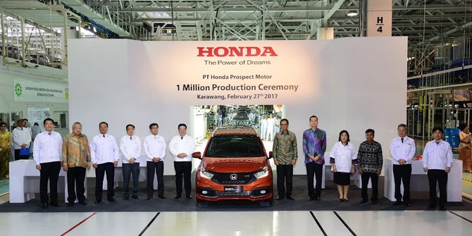 Pihak Honda merayakan produksi satu juta unik