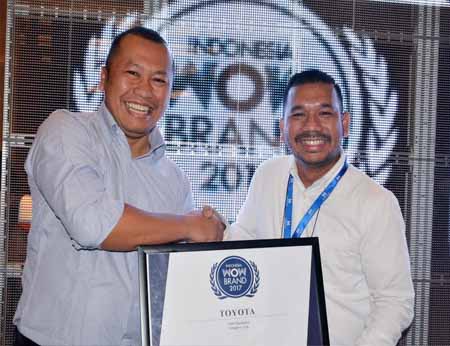 Public Relation Manager PT. Toyota-Astra Motor menerima penghargaan yang diberikan perwakilan penyelenggara
