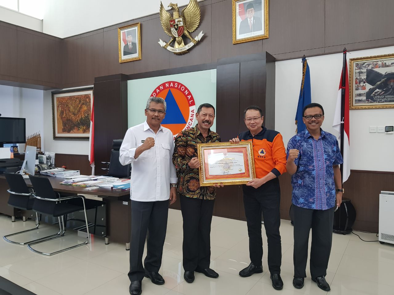 Gubri diwakili Kepala BPBD Riau foto bersama usai menerima penghargaan