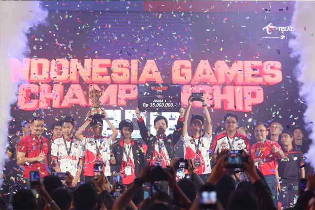  Kapten Tim Louvre Bigetron Eiduart bersama rekan-rekannya dinobatkan sebagai juara kompetisi Mobile Legends pada grand final Indonesia Games Championship 2018 di Kartika Expo Balai Kartini Jakarta, Minggu malam (22/8).