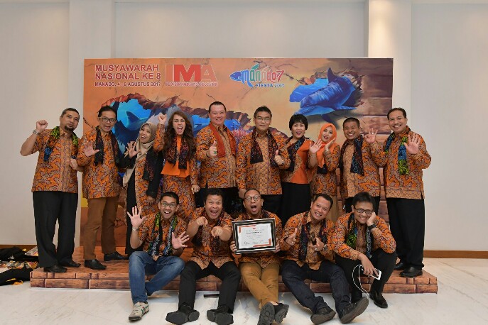Presiden IMA Chapter Pekanbaru DR. Irvandi Gustari yang juga Dirut Bank Riau Kepri menerima langsung Bronze Champion Award 2017 