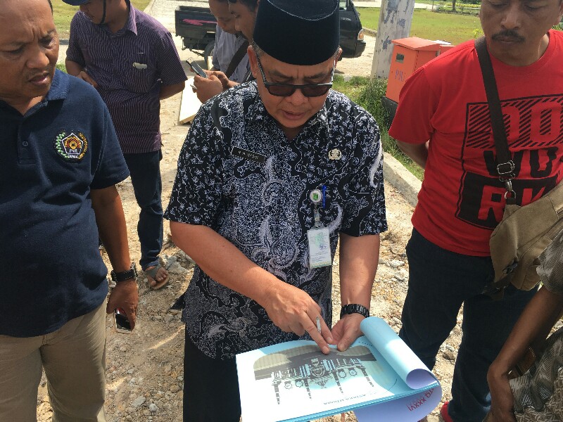 Sekdako Dumai saat meninjau pembangunan astaka MTQ XXXVI Tingkat Provinsi Riau