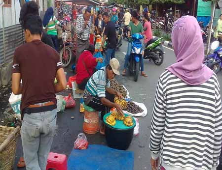  Para pedagang terlihat masih berjualan di eks Pasar Tangko, padahal telah direlokasi beberapa waktu lalu ke Pasar Bintang Hilir.