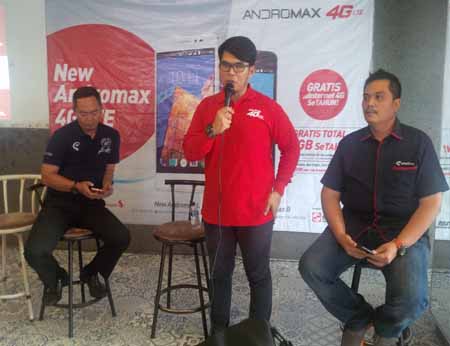  Jefry Batubara, Regional Head North Sumatera PT Smartfren Telecom beri penjelasan saat launching New Andromax 4G LTE Andromax B dan Andromax L di Pekanbaru.