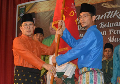  Walikota Dumai Drs H Zulkifli AS MSi menyerahkan bendera Pataka kepada Ketua Ikatan Pemuda Dumai Kabupaten Bengkalis Masa Bhakti 2018-2023.