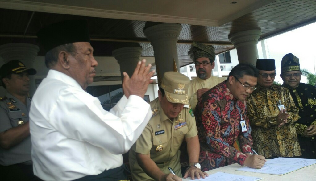 Plt Gubri saksikan penandatanganan naskah MoU Pemkab Rohul dengan BRK
