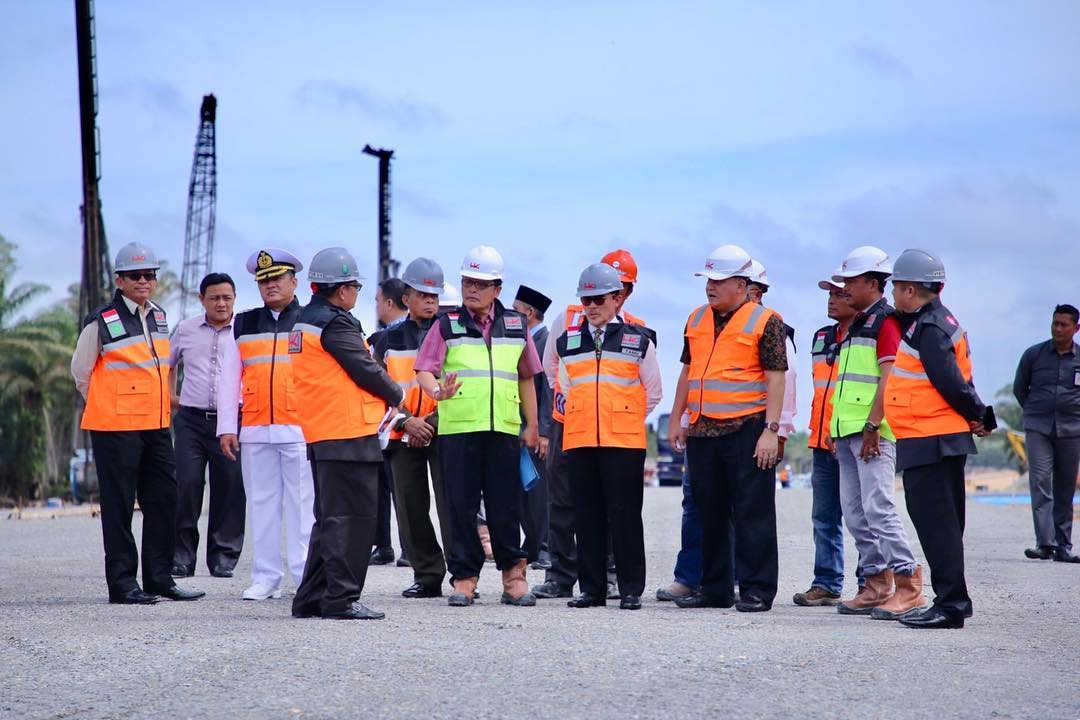  Walikota Dumai H Zulkifli AS dan Sekdako Dumai HM Nasir meninjau pengerjaan ruas jalan tol Dumai-Pekanbaru baru-baru ini. FOTO: Humas