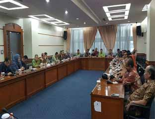 Suasana pertemuan saat Bank Riau Kepri lakukan studibanding ke Bank Jawa Barat Banten 