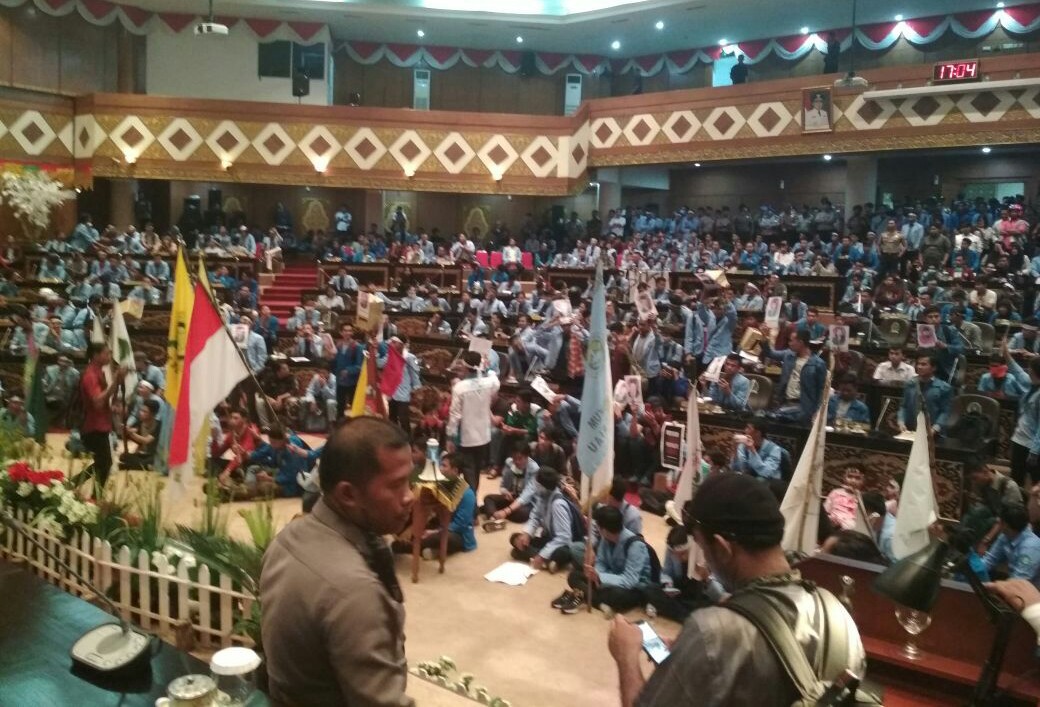 Massa menduduki kantor DPRD Riau.