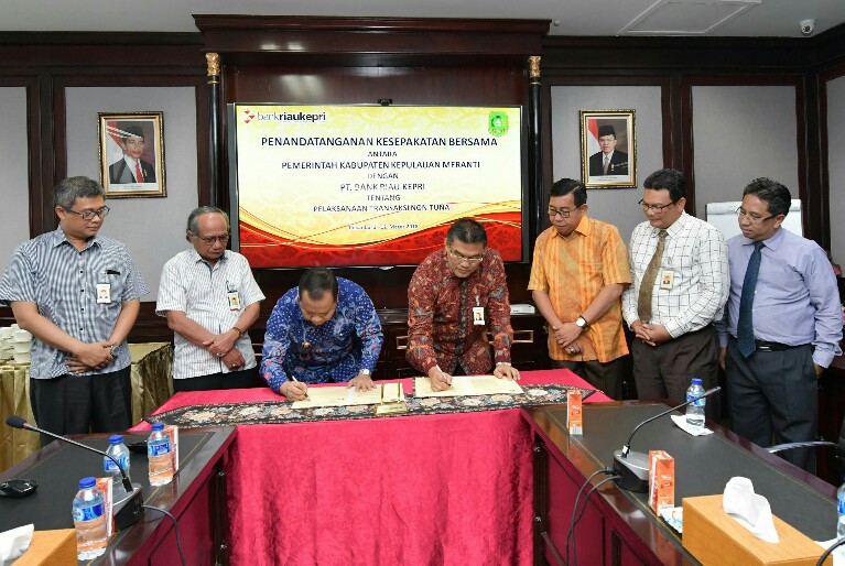 Bupati Kabupaten Meranti Drs. H. Irwan Nasir, M.Si bersama Direktur Utama Bank Riau Kepri DR. Irvandi Gustari menandatangani nota kesepahaman (MoU) tentang pelaksanaan transaksi non tunai.