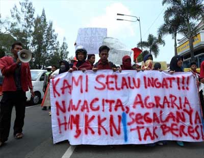Demo kritik Presiden Jokowi oleh mahasiswa di Solo.