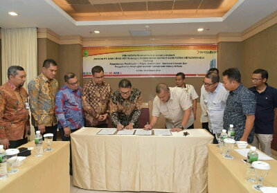Bupati Kabupaten Inhu H Yopi Arianto, SE menandatangani MoU bersama Direktur Utama Bank Riau Kepri DR Irvandi Gustari, Sabtu (16/2/19) di Hotel Nagoya Hill Batam.