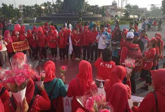 Wakil Wali Kota (Wawako) Pekanbaru, H Ayat Cahyadi SSi saat menghadiri undangan (OPSI) Riau yang menggelar acara peringatan hari AIDS Sedunia yang dipusatkan di area CFD Jl Gajah Mada. FOTO: Pekanbarugoid