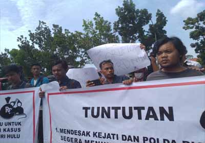 Massa AMIH saat berdemo di Polda Riau.