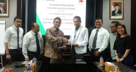 Ketua Umum PDUI Riau, dr Abdullah Qayyum, MM bersalaman dengan Dirut BRK, DR Irvandi Gustari usai menandatangani MoU Co Branding, Senin (27/2/17). IST 