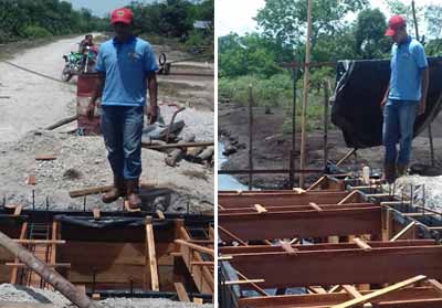 Crew Leader desa Tanjung Padang, Maulana Rizal selepas patroli melakukan pemantauan pembangunan dwiker atau jembatan di desanya. Dwiker ini merupakan reward Program Desa Bebas Api dalam menjaga lahan bebas dari kebakaran.