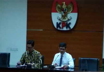 Wakil Ketua KPK Laode M. Syarif (kanan) dan Juru Bicara KPK Febri Diansyah saat mengumumkan Bupati Bengkalis Amril Mukminin sebagai tersangka di Gedung KPK RI, Jakarta, Kamis (16-5-2019). Foto: Antarariau
