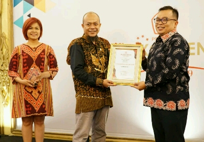 Penyerahan Award dilakukan oleh Kabid Penggembangan BPC Perhumas Indonesia Tarsih Ekaputra kepada Head of Corporate Communication PT RAPP.