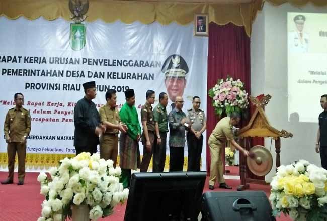 Wagubri Edy Natar Nasution saat membuka Raker dalam rangka Penyelenggaraan Pemerintahan Desa dan Kelurahan Provinsi Riau tahun 2019.